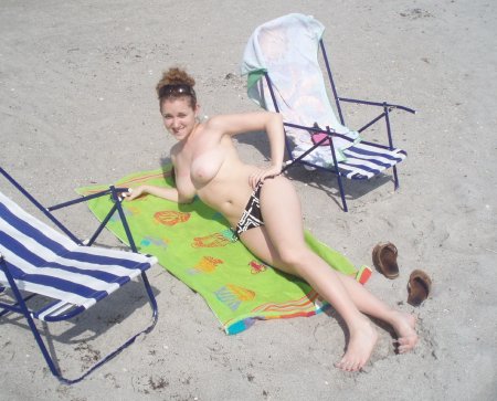 Жена топлес на пляже