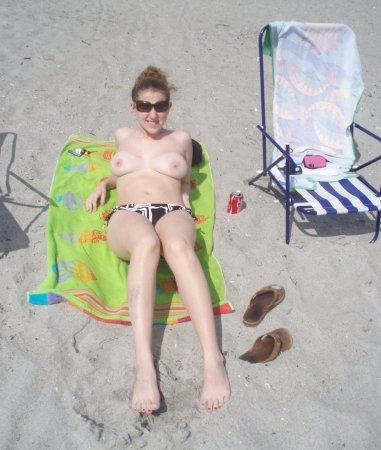 Жена топлес на пляже